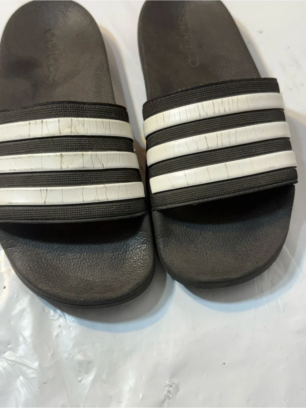 Adidas Adilette boys slip on slides size 4Y
